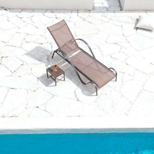 Chaise longue d'extérieur avec accoudoirs incurvés - 11D25E