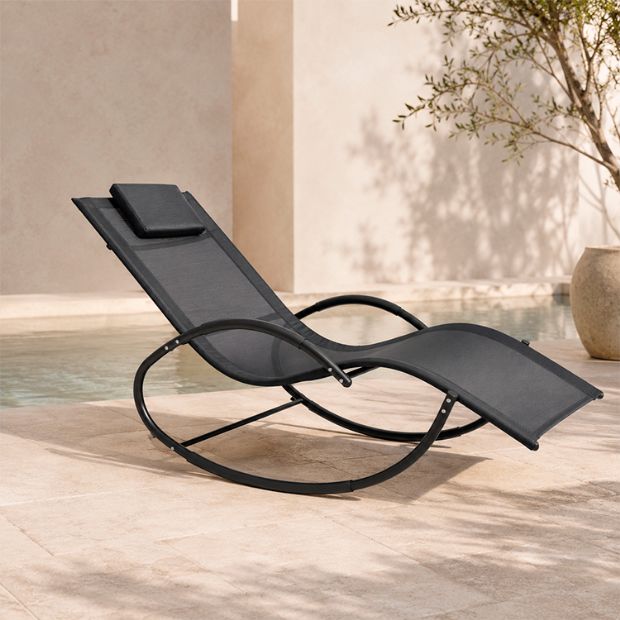 Chaise longue de jardin à bascule en gros, avec assise ergonomique incurvée en résille, destinée à l'ameublement de terrasses au bord de la piscine - 11D25J